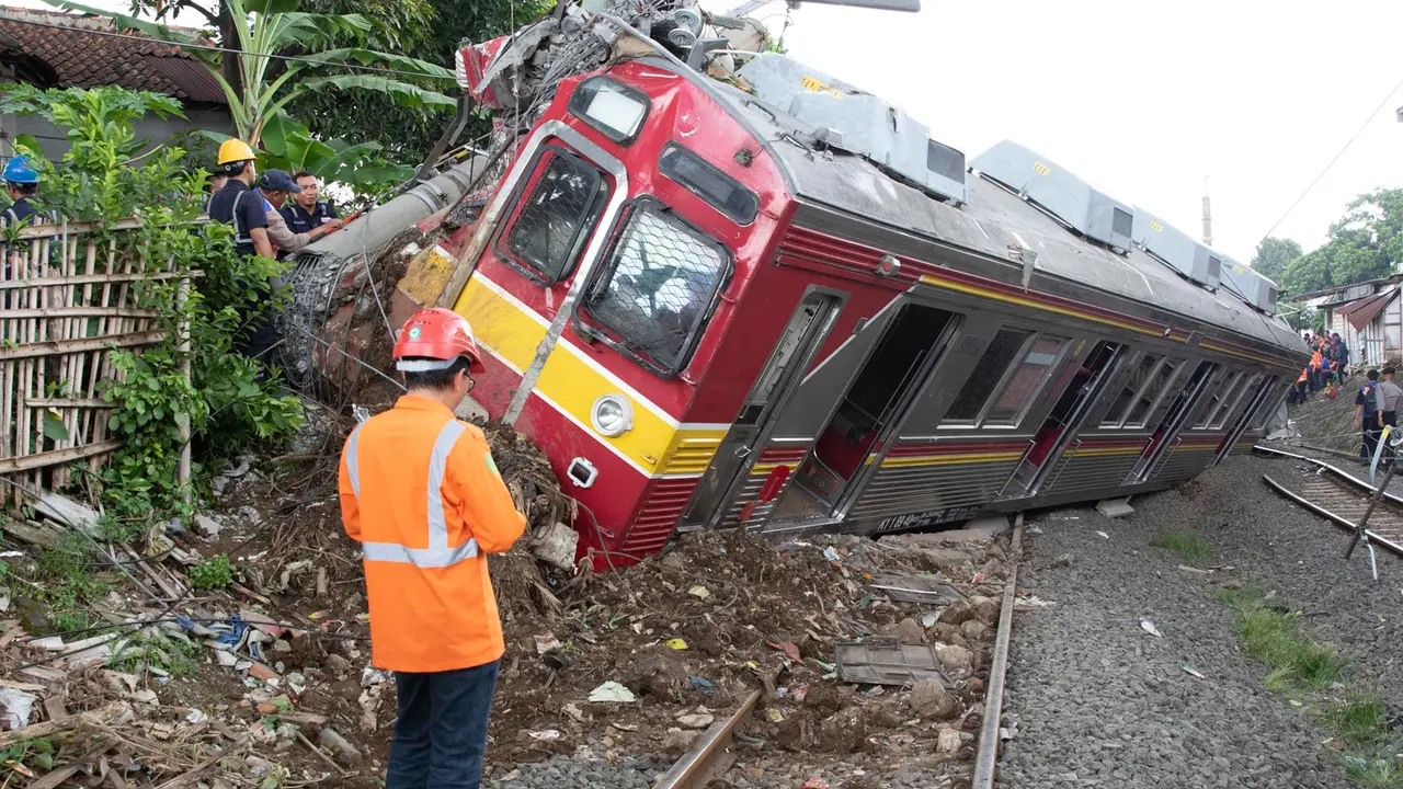 Proses Evakuasi KRL Anjlok di Bogor