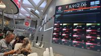 Pada pembukaan pasar usai libur Lebaran 2025, pada Selasa (8/4/2025), saham-saham Indonesia merosot lebih dari sembilan persen ke level 5.912. (BAY ISMOYO/AFP)