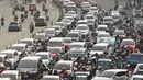 Kendaraan terjebak kemacetan saat melintas di Jalan KH Abdullah Syafei, Jakarta, Selasa (14/5). Tingginya antusias warga yang ingin berbuka puasa di rumah selama Ramadan menyebabkan sejumlah ruas jalan di Ibukota mengalami kemacetan lebih awal. (Liputan6.com/Immanuel Antonius)