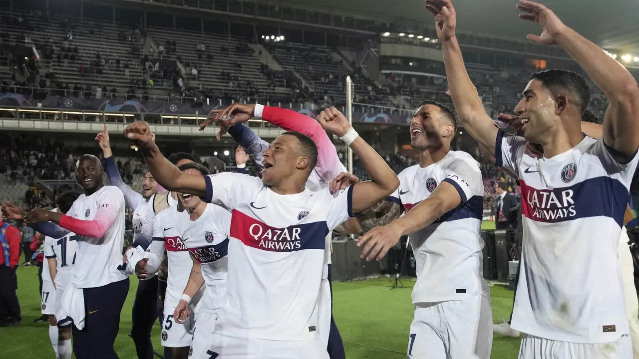 Foto: Potret Pemain PSG Berpesta Vs Wajah Kusut Skuad Barcelona