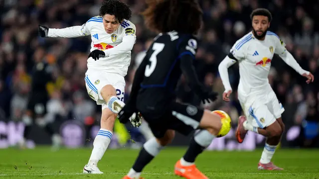 Ao Tanaka (kiri) dari Leeds United mencetak gol timnya ke gawang Chelsea