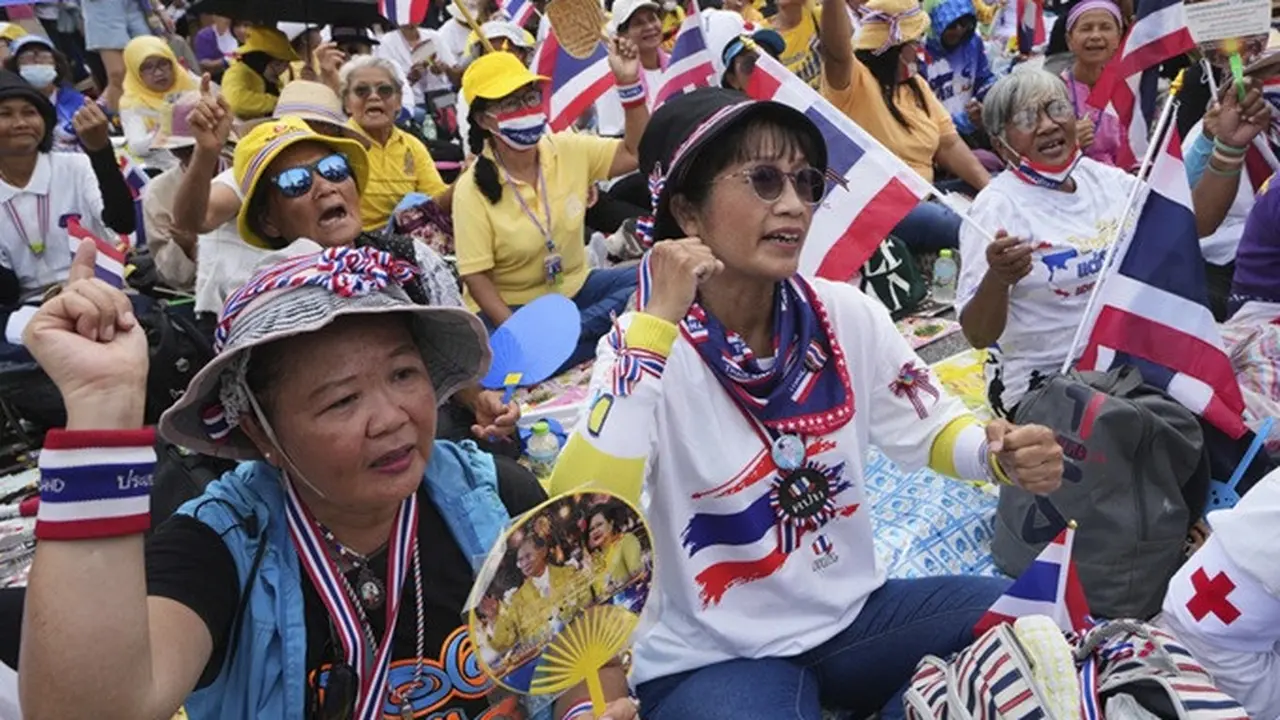 Para pengunjuk rasa berkumpul di Victory Monument, Bangkok, Thailand, Sabtu, (28/6/2025), menuntut Perdana Menteri Paetongtarn Shinawatra mengundurkan diri.