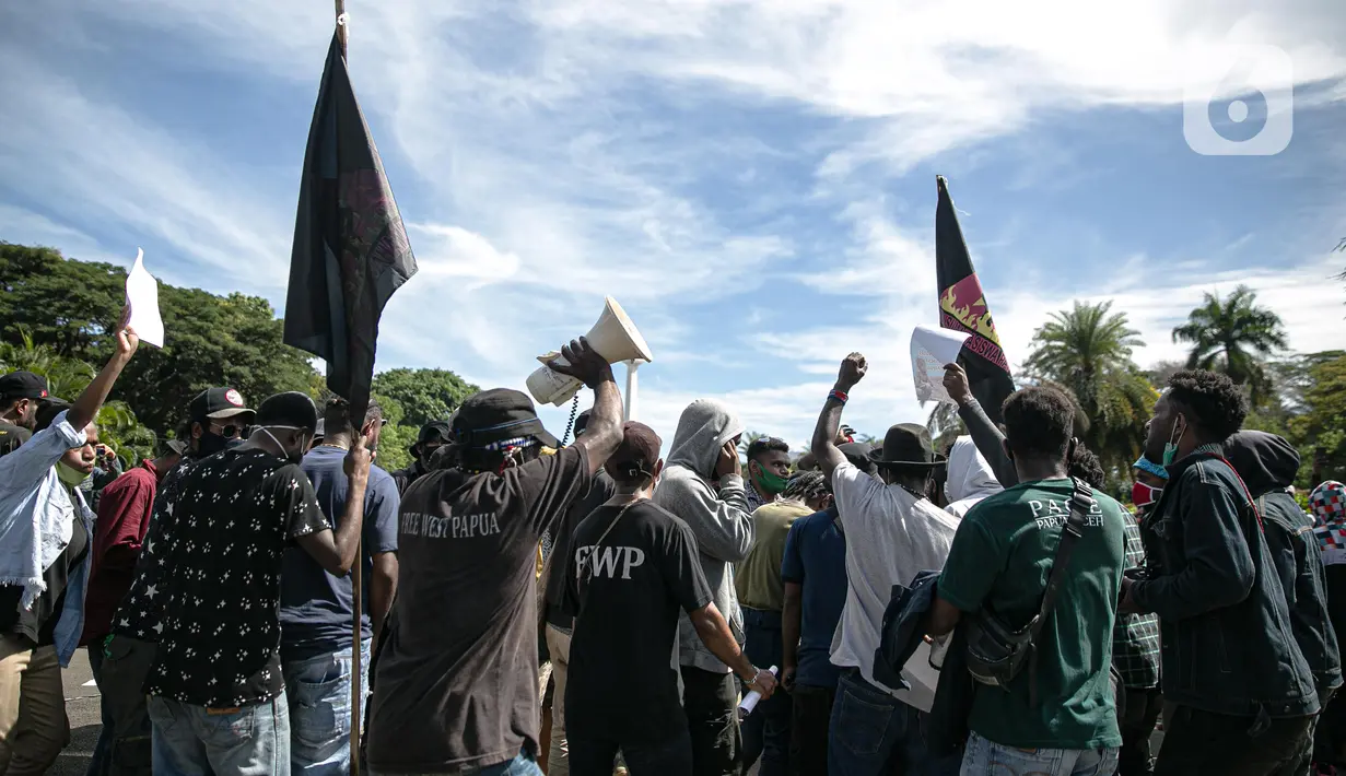 Massa yang tergabung dalam Aliansi Mahasiswa Papua (AMP) menggelar aksi di kawasan Patung Kuda, Jakarta, Selasa (1/12/2020). AMP menyerukan kepada dunia internasional untuk membangun konsolidasi solidaritas perjuangan hak menentukan nasib sendiri bagi bangsa West Papua. (Liputan6.com/Faizal Fanani)