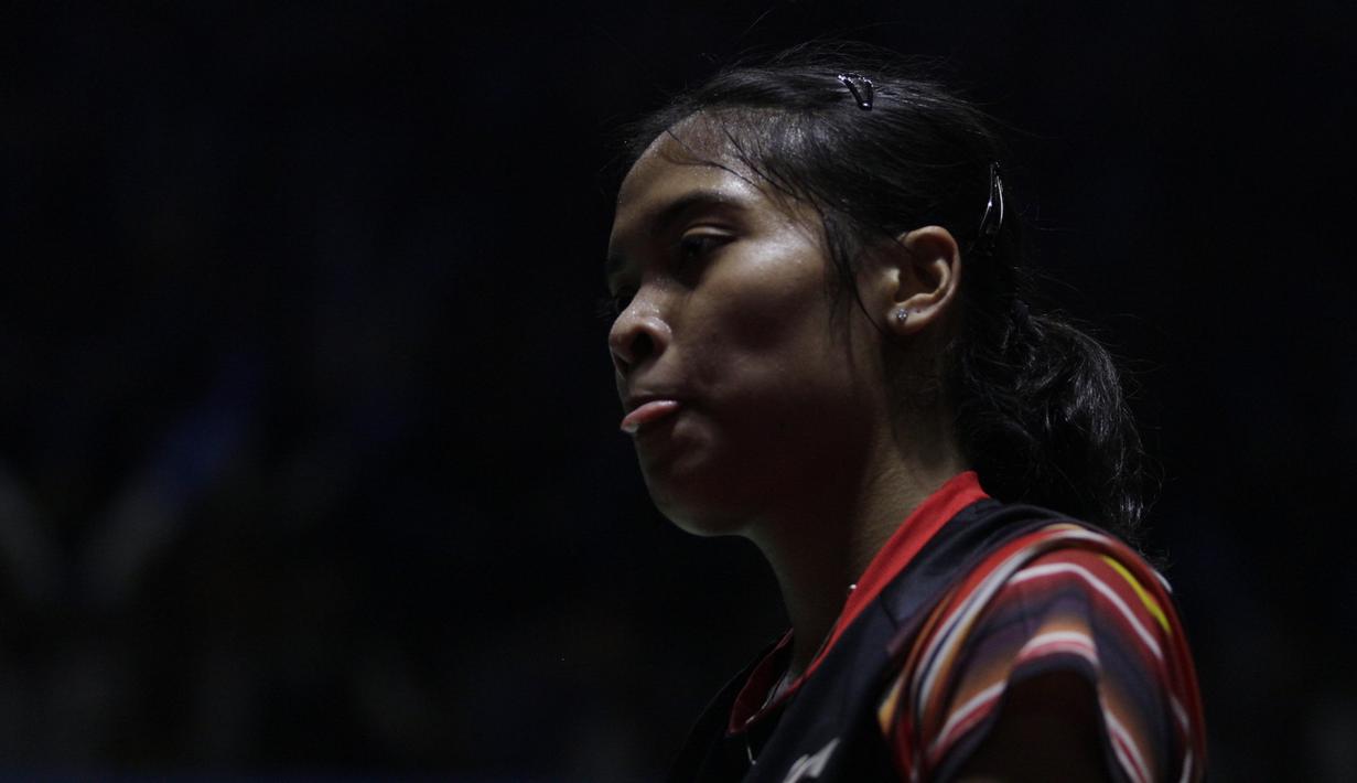 Tunggal putri Indonesia, Gregoria Mariska, berusaha mengembalikan kok saat melawan Pornpawee Chochuwong, pada Blibli Indonesia Open 2019 di Istora Senayan, Jakarta, Selasa (16/7). Gregoria menang 21-10 dan 21-8. (Bola.com/Vitalis Yogi Trisna)