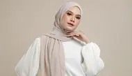 Outfit ke Pantai Hijab Simple by Meta AI