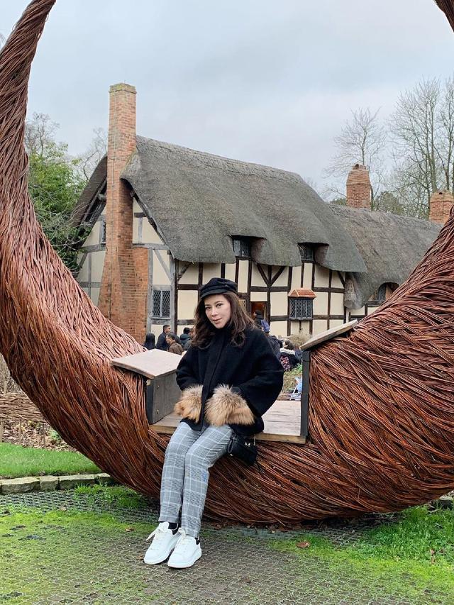 7 Potret Nurbaeny Janah, Asisten Hotman Paris Saat Liburan