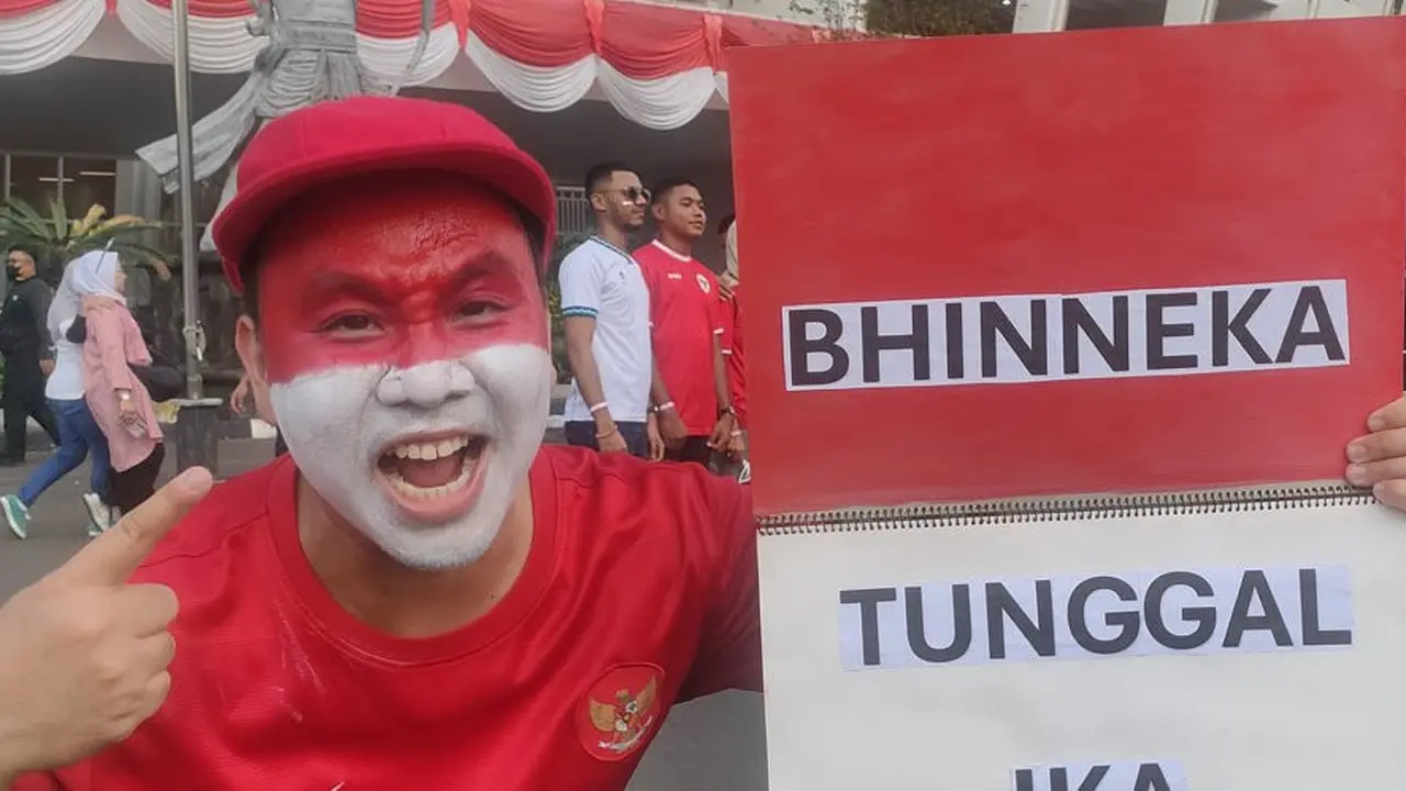 Supporter Timnas indonesia datang ke SUGBK dengan menggunakan face painting (c) Bola.net/Fitri Apriani