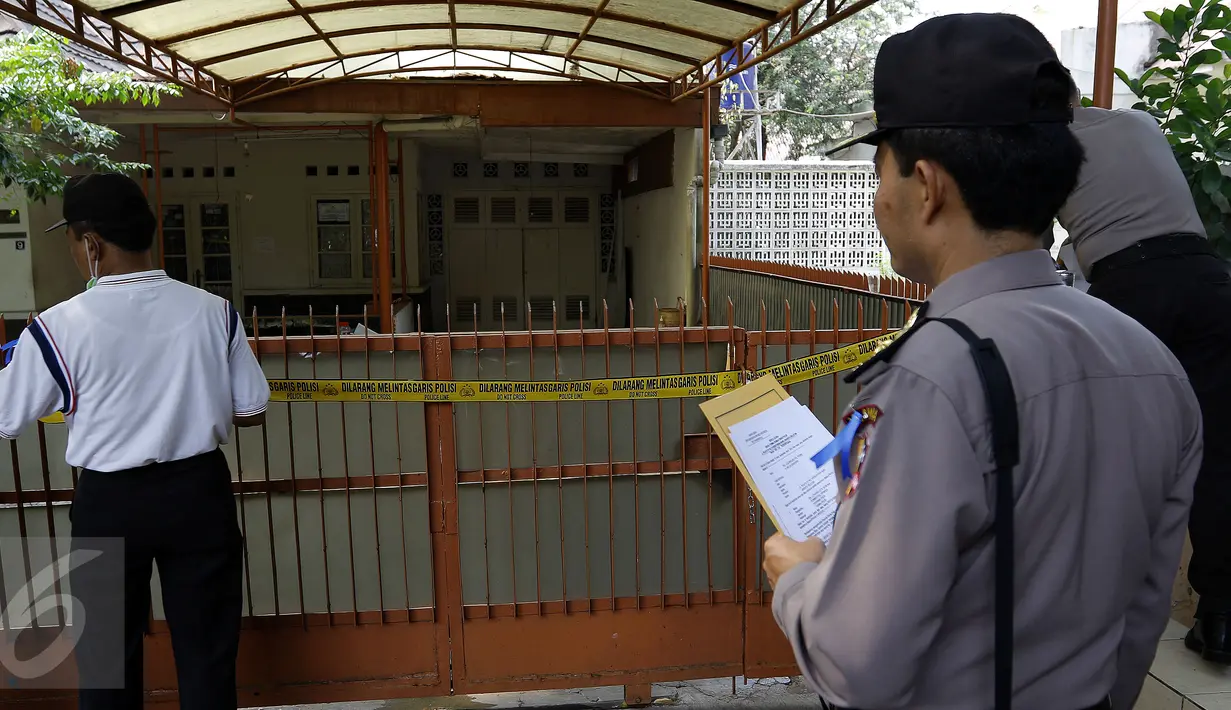 Petugas Polisi saat menyegel rumah dinas perwira tinggi Polri di Jl. Wijaya XV, Kebayoran Baru, Jakarta, Selasa (15/9/2015). Penertiban dilakukan karena 12 rumah tersebut sudah tidak ditempati oleh anggota aktif Kepolisian. (Liputan6.com/Yoppy Renato)