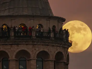 Bulan purnama terakhir tahun ini yang dikenal sebagai Cold Moon muncul di belakang menara Galata di Istanbul, Turki, Rabu (7/12/2022). Bulan purnama Desember sendiri dikenal sebagai Cold Moon atau Bulan Dingin. (AP Photo/Emrah Gurel)