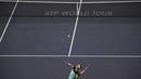 Petenis Spanyol, Rafael Nadal melakukan servis pada laga Shanghai Masters melawan Ivo Karlovic di Shanghai, Tiongkok, Rabu (14/10/2015). (AFP Photo/Greg Baker)
