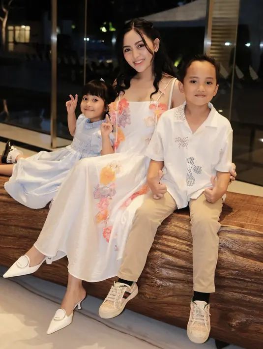 Dress putih semakin semarak dengan aksen bunga yang begitu seru.  [Foto: instagram/ Rachel Vennya]