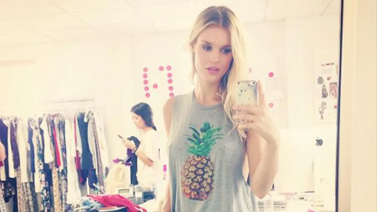 Foto Bugilnya Dicuri Hacker, Model Hot Ini Bakal Tuntut Apple