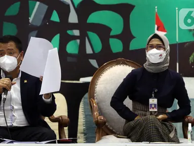 Ketua Komisi V DPR Lazarus (kiri) dan Staf Khusus Menteri Perhubungan Kementerian Perhubungan Adita Irawati jadi pembicara dalam Diskusi Dialektika Demokrasi di Media Center, Gedung Nusantara III, Jakarta, Kamis (7/4/2022). Diskusi bertema Balada Booster dan Mudik Lebaran.(Liputan6.com/Angga Yuniar)