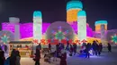 Bangunan warna-warni yang terbuat dari es menjadi daya tarik utama Festival Es dan Salju di Harbin, Tiongkok, Rabu (4/1). Festival es di Harbin sudah menjadi salah satu dari 4 festival es dan salju terbesar di dunia. ( AFP PHOTO / Nicolas ASFOURI)