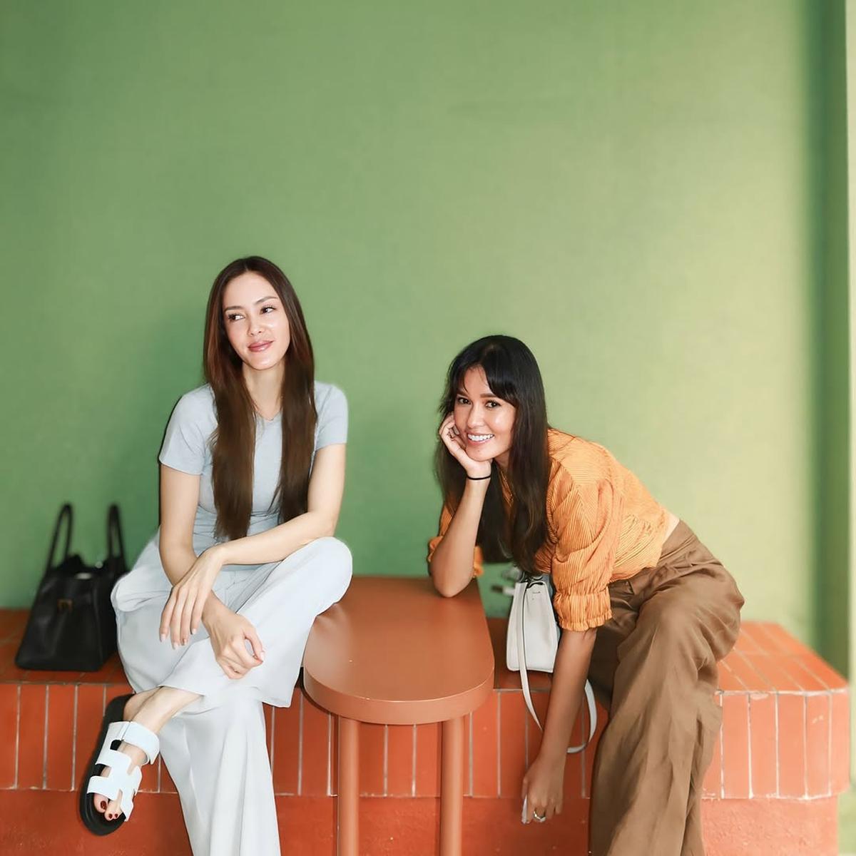 Potret Duo Cantik Cathy Sharon dan Titi Radjo Padmaja, Kompak dengan Gaya yang Berbeda