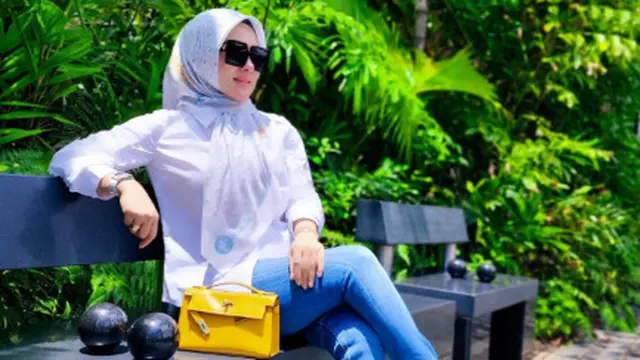 Paduan Hijab Putih dan Kemeja