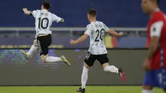 Penyerang Argentina, Lionel Messi (kiri) berselebrasi usai mencetak gol ke gawang Chile pada pertandingan Grup A Copa America 2021 di Stadion Nilton Santos, Brasil, Selasa (15/6/2021). Argentina bermain imbang atas Chile 1-1. (AP Photo/Silvia Izquierdo)