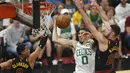 Aksi pemain Boston Celtics, Jayson Tatum (0) melewati dua pemain Cleveland pada gim keenam final wilayah timur NBA basketball di Quicken Loans Arena, (25/5/2018). Cavaliers menang 109-99. (AP/Ron Schwane)