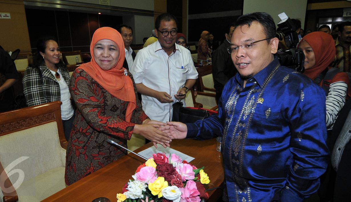 Menteri Sosial (Mensos) Khofifah Indar Parawansa bersalaman dengan Ketua Komisi VIII, Saleh Partaonan Daulay, usai mengikuti Rapat Kerja (Raker) dengan Komisi VIII DPR di Senayan, Jakarta, Rabu (20/1). (Liputan6.com/JohanTallo)