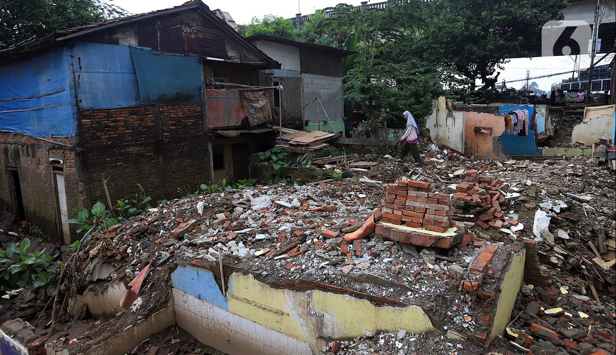Suasana bangunan rumah yang telah dirobohkan di kawasan Rawajati, Jakarta Selatan, Jumat (21/10/2022). Pemprov DKI Jakarta melalui Dinas Sumber Daya Air (SDA) melanjutkan proses pembebasan lahan untuk proyek normalisasi sungai. (Liputan6.com/Johan Tallo)
