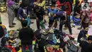 <p>Sejumlah pembeli memilih pakaian di Pasar Cipulir, Jakarta Selatan, Rabu (27/4/2022). Jelang Hari Raya Idul Fitri 1443 H, pembelian pakaian di Pasar Cipulir mengalami peningkatan, terutama pakaian muslim dan anak-anak. (Liputan6.com/Johan Tallo)</p>