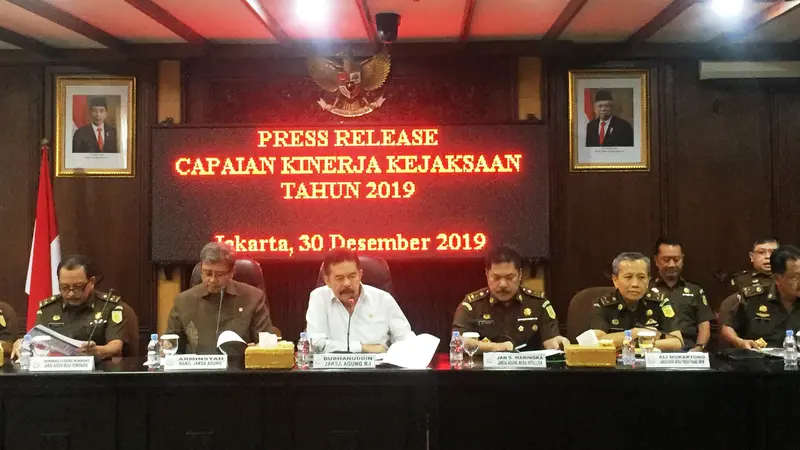 Jaksa Agung ST Burhanuddin saat konferensi pers di Kejaksaan Agung, Senin (30/12/2019). (Liputan6.com/Muhammad Radityo Priyasmoro)