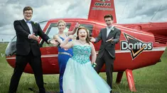 Dari kanan, Shaedon Wedel, Carlie Wittman, Taylor Stevenson dan Carson Wittman berpose sebelum menaiki helikopter dari snack Doritos untuk mengikuti promnite sekolah di Newton, Kansas (22/4). (Brett Deering/AP Images for Doritos)