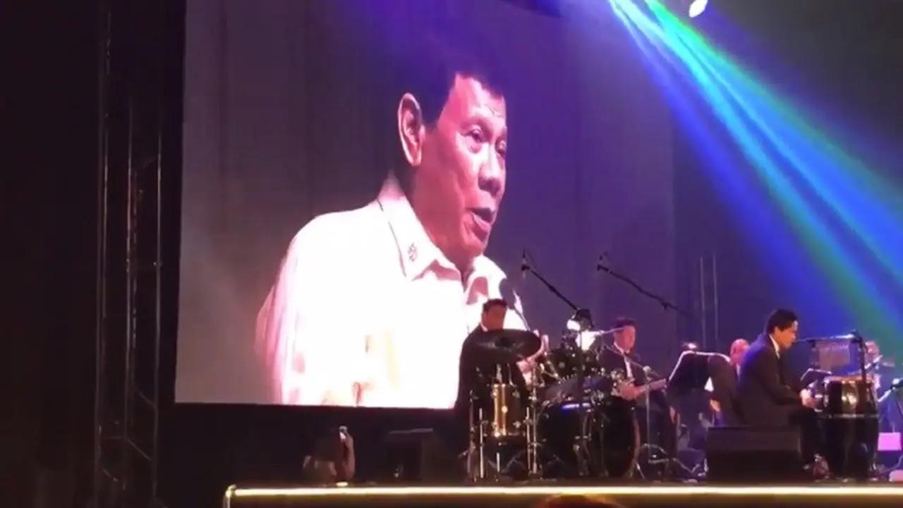 Pada acara jamuan makan malam KTT ASEAN, Presiden Filipina Rodrigo Duterte bernyanyi atas permintaan Presiden AS Donald Trump (Capture/@@AttyKarenJimeno)