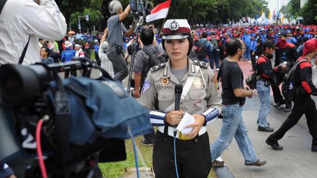 Polisi cantik negosiator demonstrasi