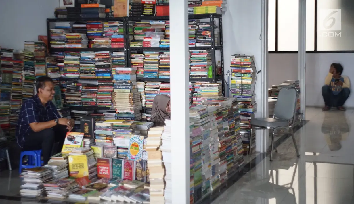 Pedagang menunggu pembeli di Pasar Buku Jakbook Kenari, Jakarta, Rabu (28/8/2019). Pasar yang sebelumnya sepi itu kini mulai diramaikan oleh pengunjung untuk membeli buku dengan harga miring atau hanya sekadar melihat-lihat. (Liputan6.com/Immanuel Antonius)