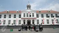 Pekerja Go Clean bersiap Museum Fatahillah Kota Tua, Jakarta, Senin (22/8). Peringati HUT Kemerdekaan RI ke-71, mereka bersihkan tempat sejarah Museum Fatahillah. (Liputan6.com/Yoppy Renato)