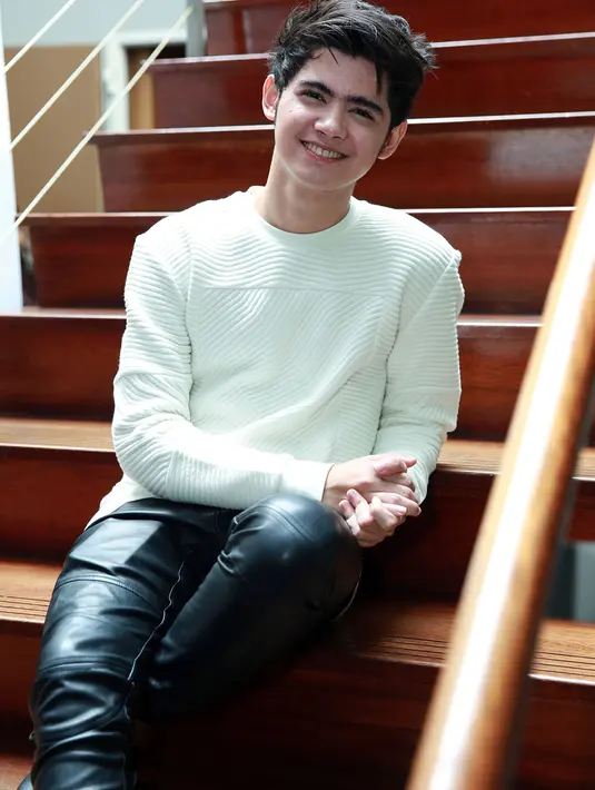 Usai tampil, Aliando mengaku bisa membangun chemistry dengan Prilly. Tapi sambil ketawa ia mengaku grogi dengan lirik lagunya. (Deki Prayoga/Bintang.com)