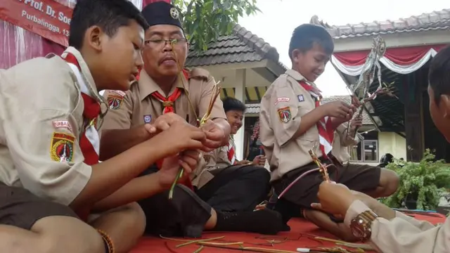 Bocah-bocah Purbalingga belajar membuat dan mendalang wayang ranting singkong . (Foto: Liputan6.com/Dinkomino PBG/Muhamad Ridlo)
