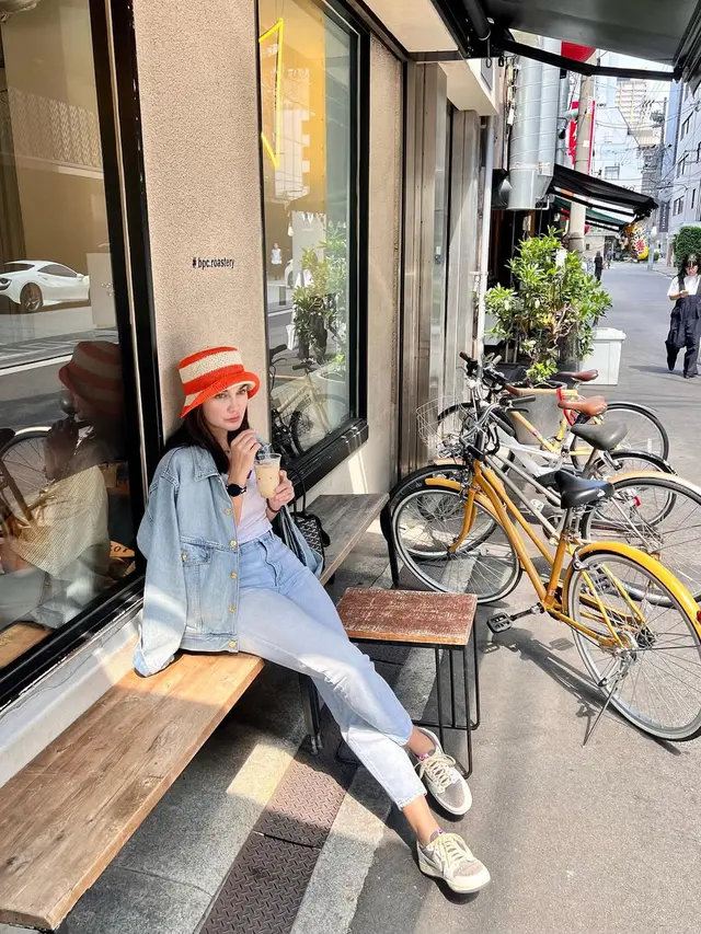 6 Outfit Padu Padan Jaket Jeans ala Luna Maya