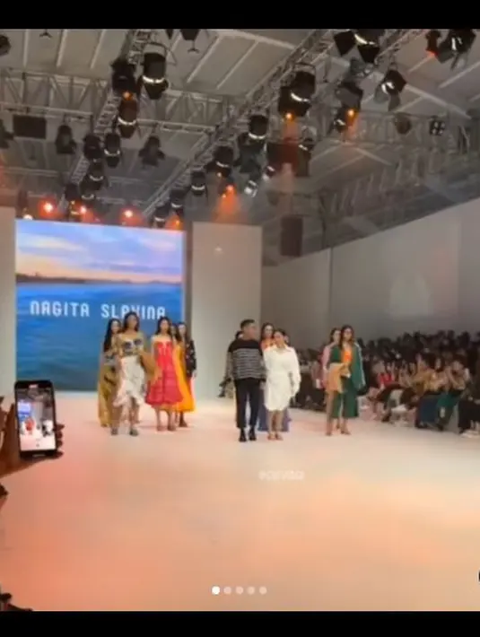 Nagita Slavina tampil di panggung Jakarta Fashion Week, usai para model memperlihatkan hasil rancangannya. (Foto: Instagram/@chevirgo)