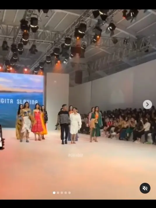 Nagita Slavina tampil di panggung Jakarta Fashion Week, usai para model memperlihatkan hasil rancangannya. (Foto: Instagram/@chevirgo)