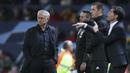 Pelatih Manchester United, Jose Mourinho, saat pertandingan melawan Valencia pada laga Liga Champions di Stadion Old Trafford, Selasa (2/10/2018). Manchester United ditahan 0-0 oleh Valencia. (AP/Jon Super)