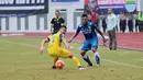 Pemain Persib Bandung, Tony Sucipto (kanan) melewati pemain pemain Persiba Balikpapan, I Gusti Rustiawan pada lanjutan Torabika SC 2016  di Stadion Wibawa Mukti, Cikarang, Sabtu (1/10/2016). (Bola.com/Nicklas Hanoatubun)