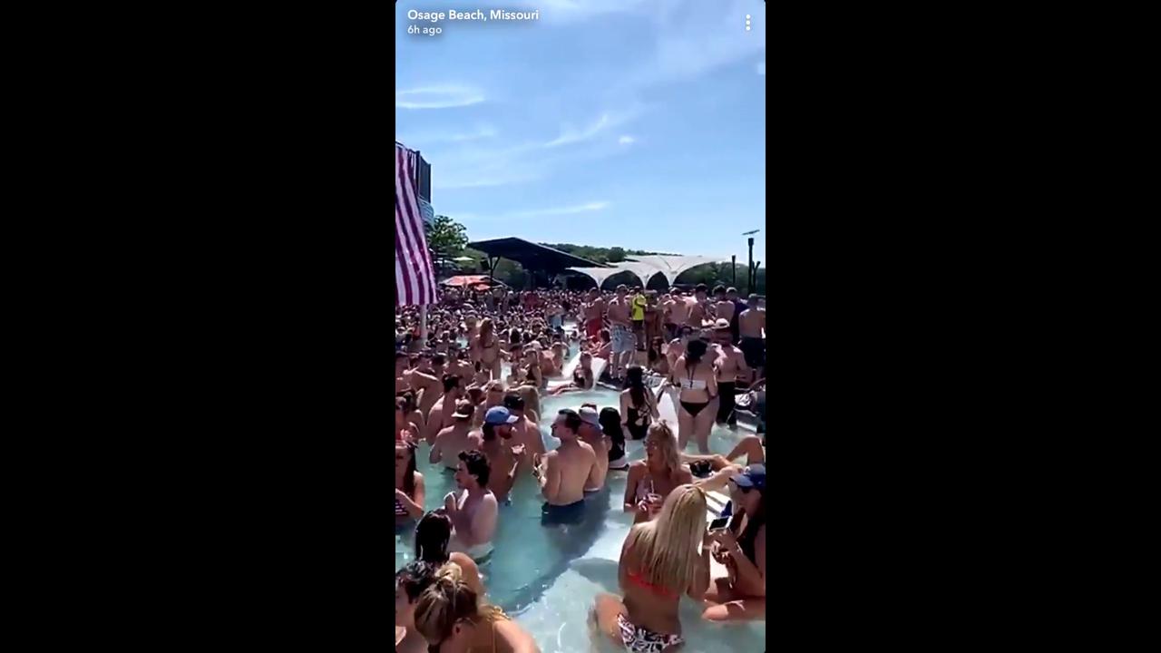 Video pool party di Lake of the Ozarks. Video ini viral di Snapchat, kemudian di Twitter.