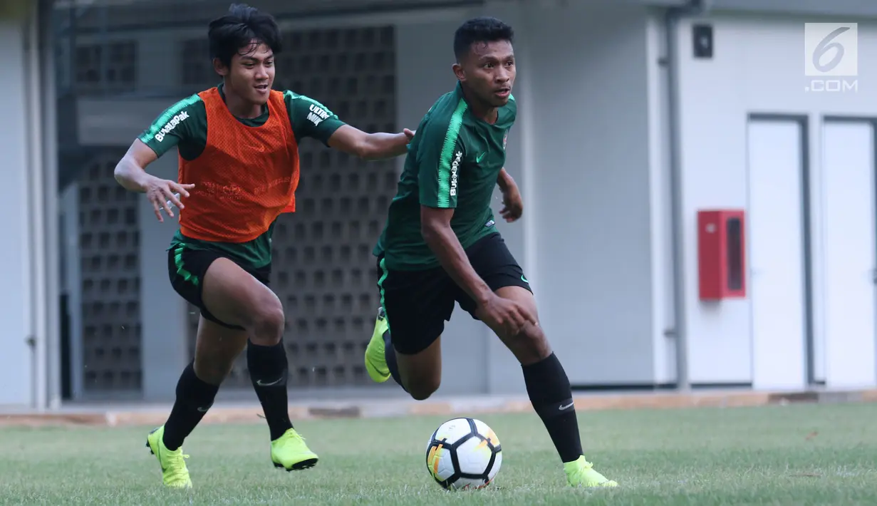 Pemain Timnas Indonesia U-19, Rifad Marasabessy (depan) bersama Firza Andika saat latihan jelang laga perdana Grup A Piala AFC U-19 melawan Chinese Taipei di Lapangan A Kompleks GBK, Jakarta, Rabu (17/10). (Liputan6.com/Helmi Fithriansyah)