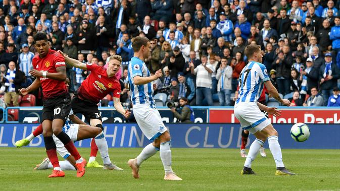 Gelandang Manchester United, Scott McTominay (kedua kiri) mencetak gol ke gawang Huddersfield Town pada pekan ke-37 Liga Inggris di John Smith's Stadium, Minggu (5/5/2019). MU gagal ke Liga Champions musim depan setelah ditahan Huddersfield Town 1-1. (Anthony Devlin/PA via AP)