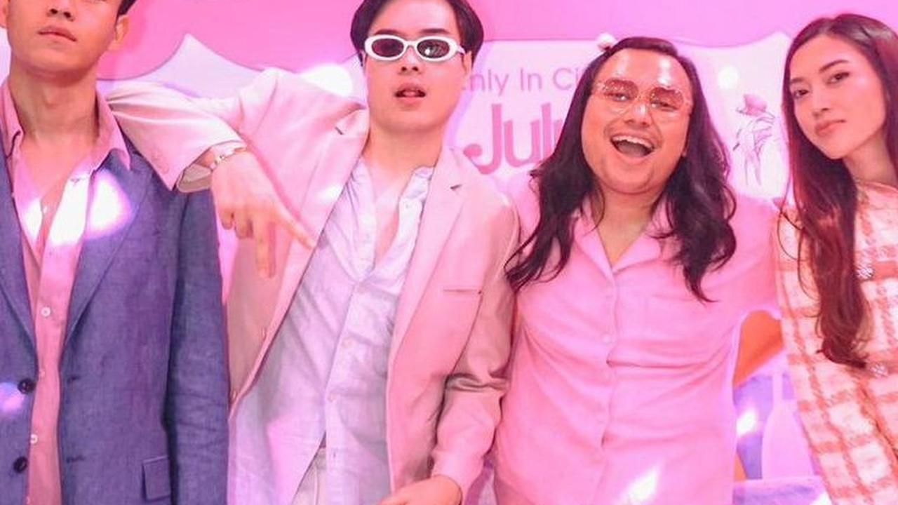 Selebgram Keanuagl juga terlihat hadir dalam premier film Barbie. Tak sendirian, ia menghadiri acara ini bersama tiga temannya. Secara total Keanu mengenakan busana serba pink pop.