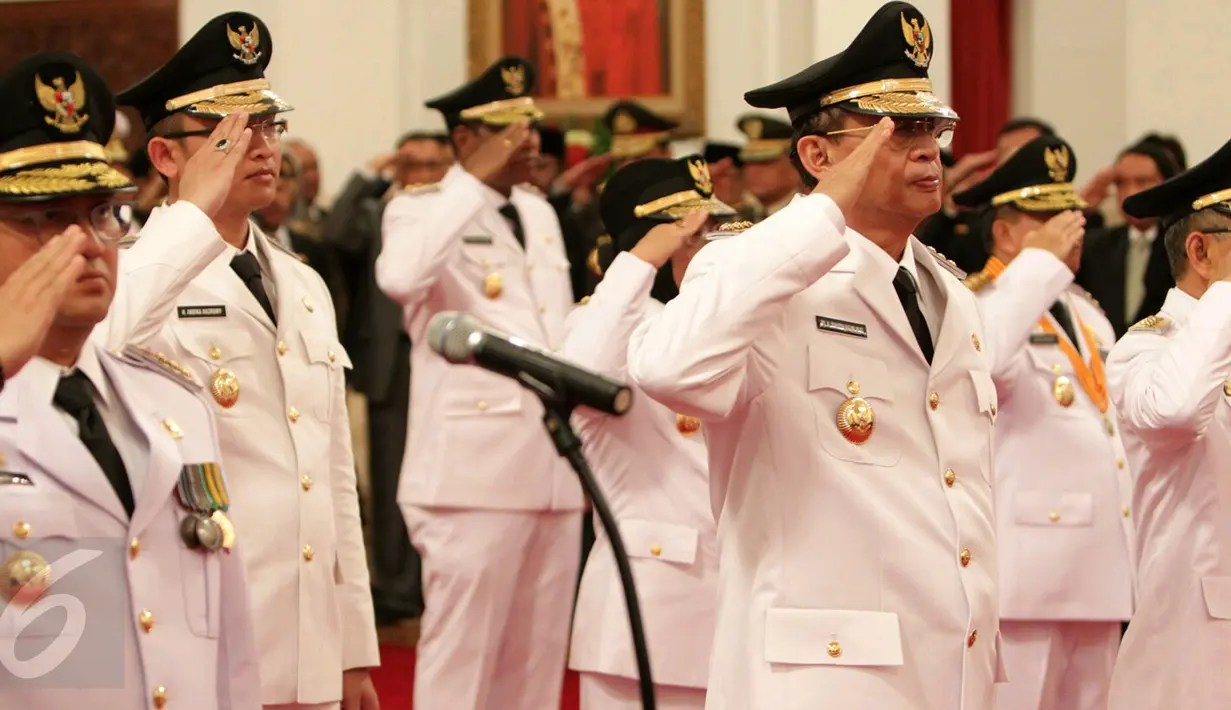 Lima Gubernur dan Wagub baru saat prosesi pelantikan di Istana Negara, Jakarta, Jumat (12/5). Jokowi juga melantik Wagub Riau Wan Thamrin Hasyim, yang dipilih lewat voting di DPRD, untuk mengisi sisa jabatan 2014-2019. (Liputan6.com)