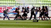 Bentrokan kedua suporter terjadi saat pertandingan Santiago Wanderers vs Colo-Colo, di Stadion Valparaiso. (Daily Mail)