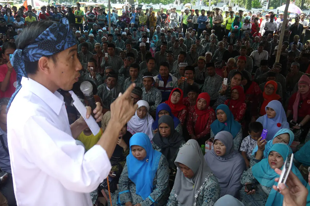Temui Ratusan Relawan, Jokowi Pakai Ikat Kepala Khas Sunda