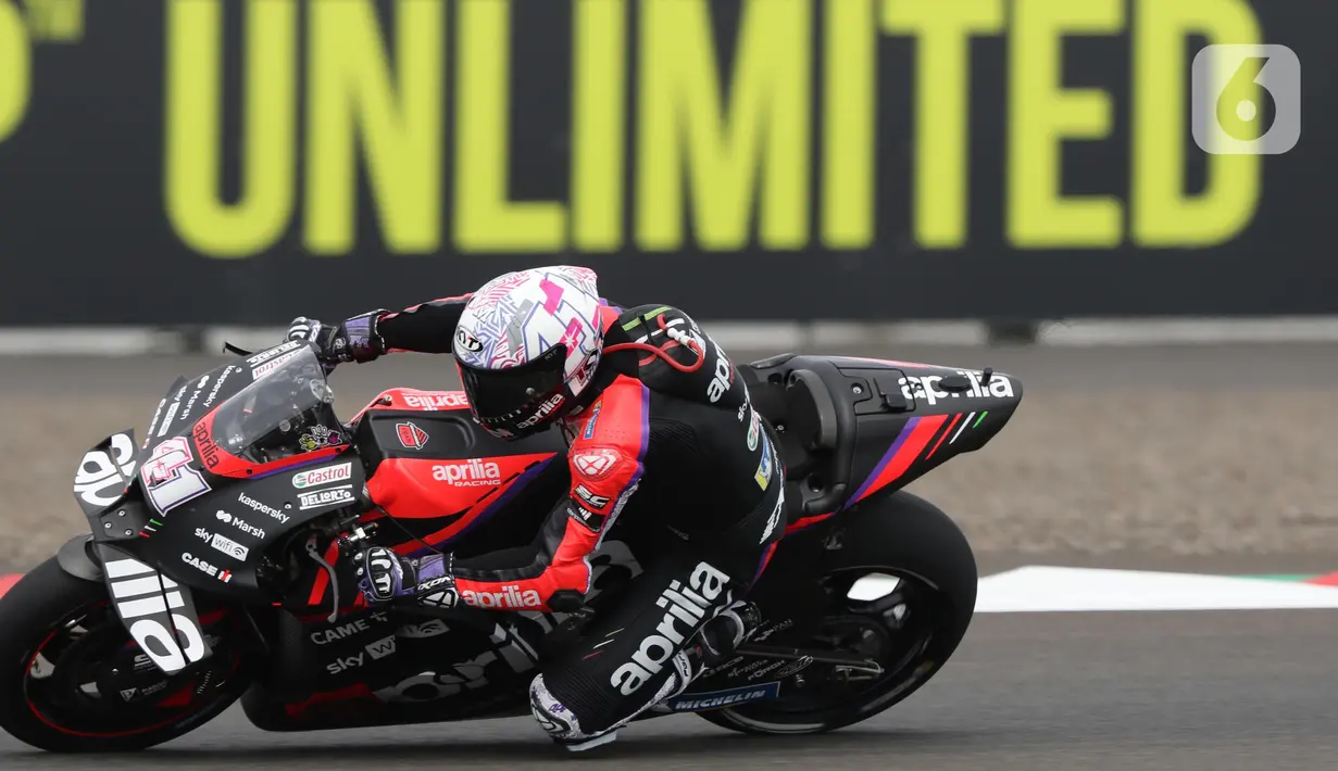 Pembalap Aprilia Racing, Aleix Espargaro saat sesi kualifikasi MotoGP di Pertamina Mandalika International Street Sirkuit, Nusa Tenggara Barat, Sabtu (19/3/2022). (Liputan6.com/Helmi Fithriansyah)