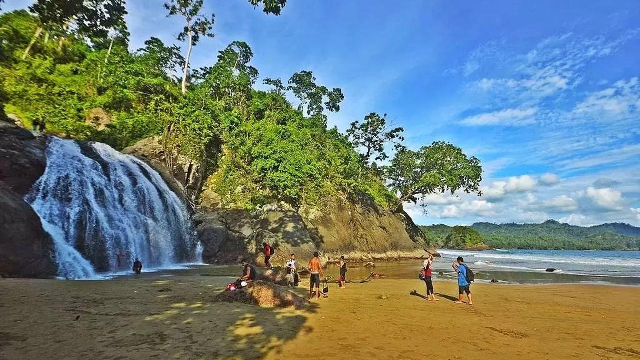 10. Pantai Banyu Anjlok: Perpaduan Keindahan Air Terjun dan Pantai
