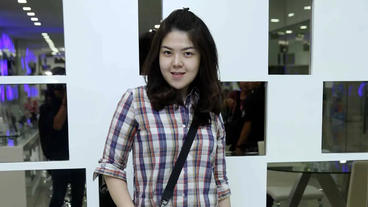 Status jomblo tak membuat Tina Toon melupakan penampilannya.
