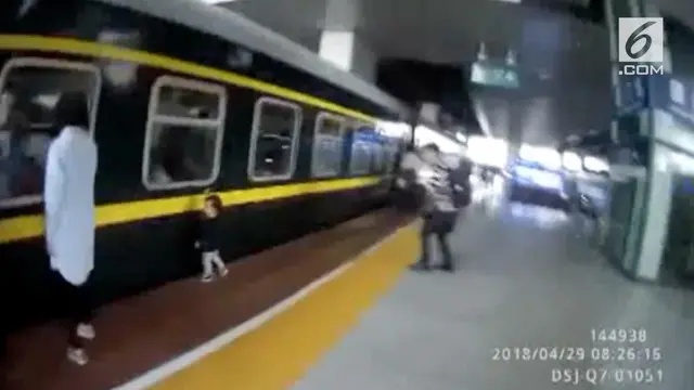 VIDEO: Ngeri, Bocah Terjebak di Antara Peron dan Kereta
