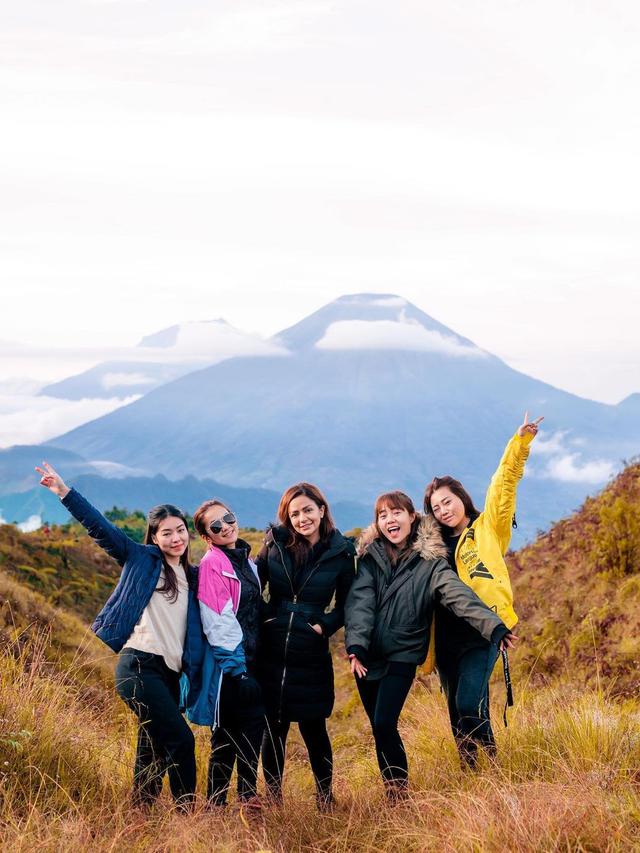 Bersama DJ Yasmine, Ini 7 Potret Seru Wendy Walters Mendaki Gunung Prau